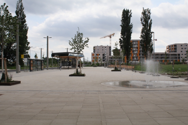 Leere Betonfläche zwischen Haltestelle und Reininghauspark
