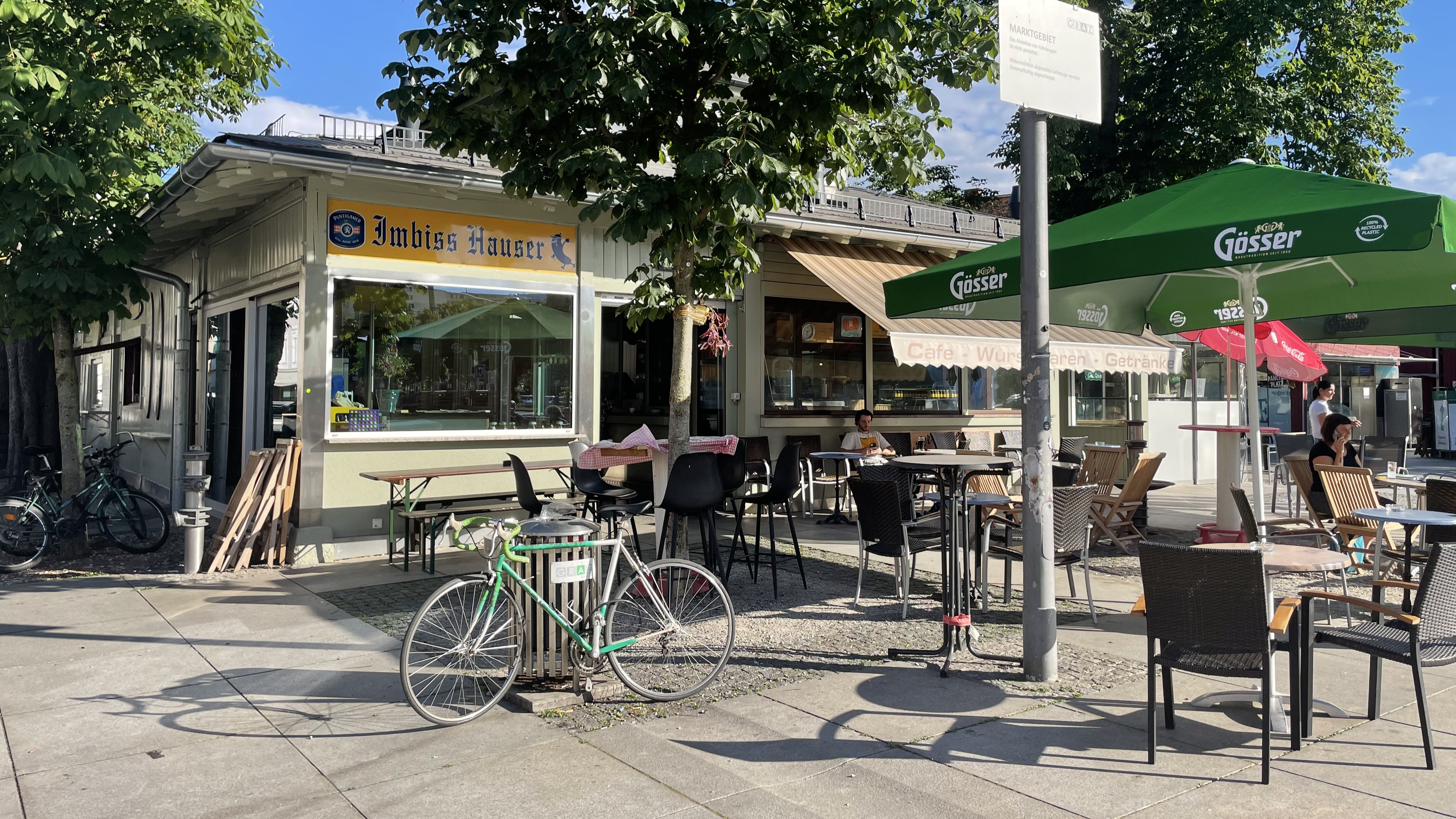 Der Imbiss und sein Gastgarten an einem ruhigen Nachmittag im Juni. – Foto: Michaela Holzinger
