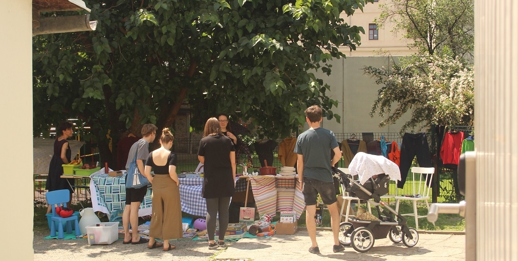 Flohmarkt in der NIesenbergergasse. Leute betrachten die Verkaufsstände.