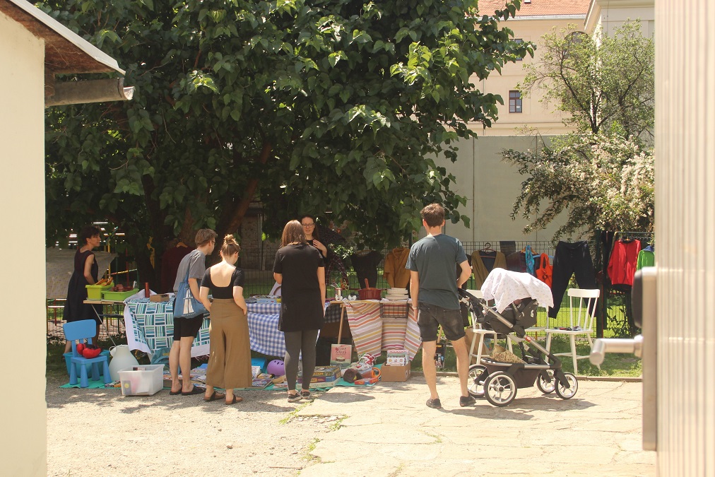 Flohmarkt in der NIesenbergergasse. Leute betrachten die Verkaufsstände.