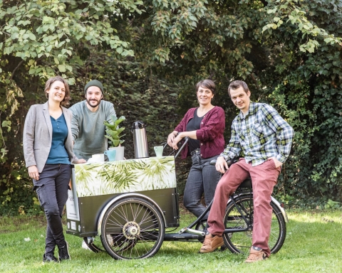 Das Team des Stadtteilzentrums Lend vor dem Lastenrad