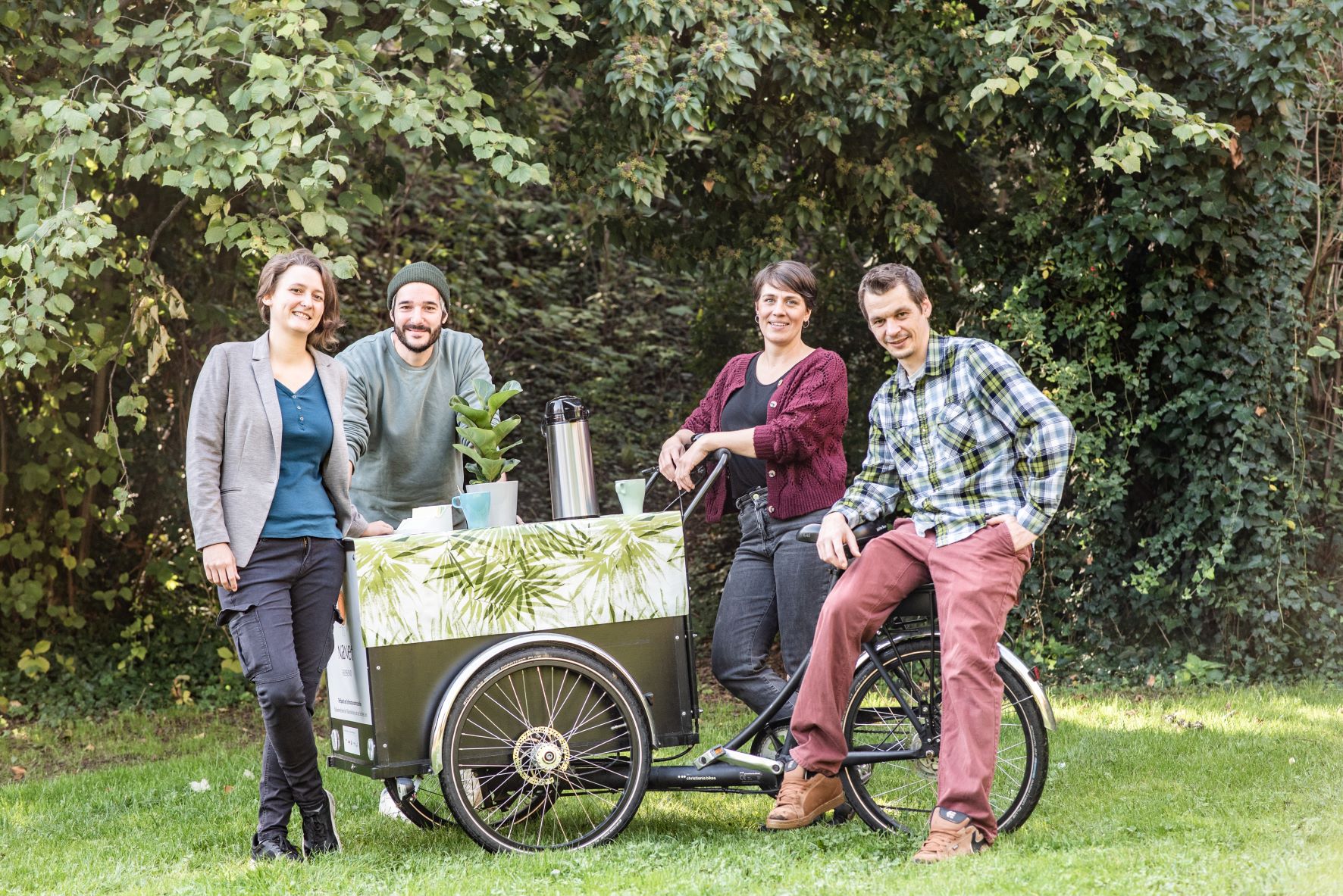 Das Team des Stadtteilzentrums Lend vor dem Lastenrad