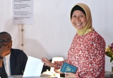 Endah Ebner, Vorsitzende-Stellv. des Migrant:innenbeirats, gibt ihre Stimme bei der Pass-Egal-Wahl ab