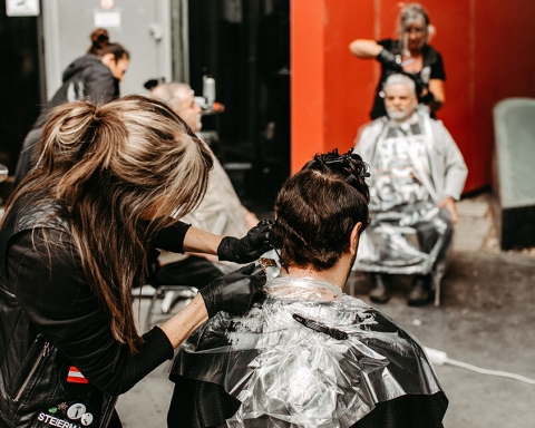 Kerstin Kiki Riefer beim Abrasieren der Haare