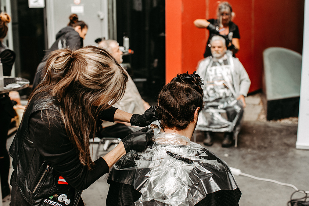 Kerstin Kiki Riefer beim Abrasieren der Haare