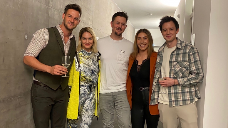 Paul Pizzera, Gabi Hiller und Philipp Hansa posieren gemeinsam mit den Redakteur:innen der Annenpost für ein Foto.