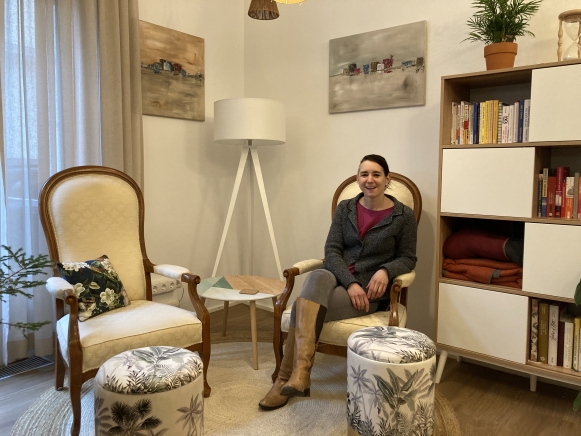 Petra Freynhofer auf einem der neun Schreibplätze