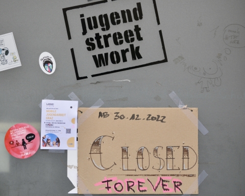 "Closed Forever" Schild - Jugendstreetwork Graz