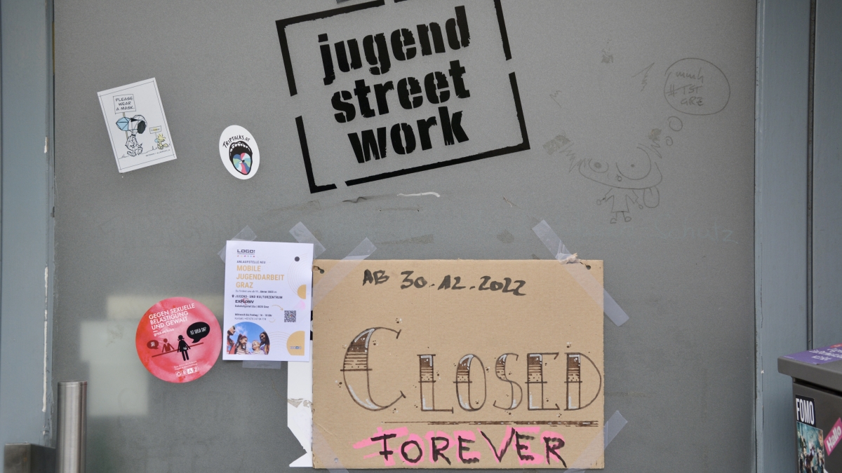 "Closed Forever" Schild - Jugendstreetwork Graz