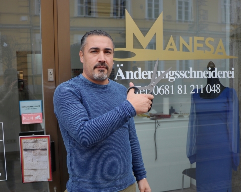 Idris Habash vor der Änderungsschneiderei Manesa - Foto: Valentina Kölbl