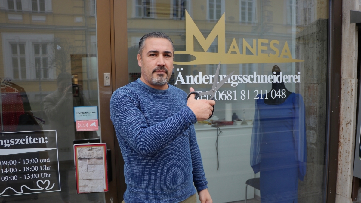 Idris Habash vor der Änderungsschneiderei Manesa - Foto: Valentina Kölbl