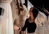 Auch wir haben uns die Hochzeitskleider ein wenig genauer angesehen.