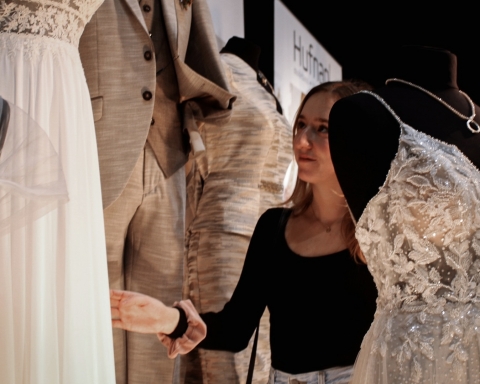 Auch wir haben uns die Hochzeitskleider ein wenig genauer angesehen.