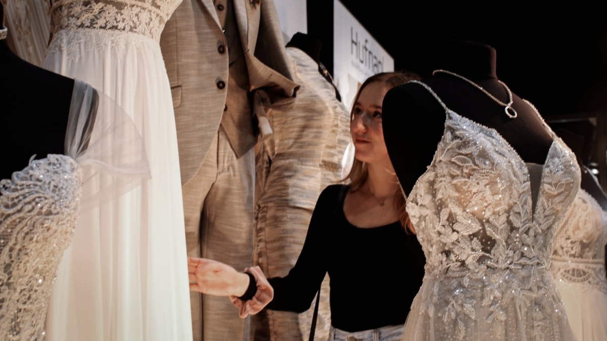 Auch wir haben uns die Hochzeitskleider ein wenig genauer angesehen.