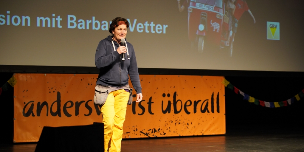Barbara Vetter steht auf der Bühne im Orpheum und hält ein Mikrofon in der Hand.
