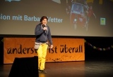 Barbara Vetter steht auf der Bühne im Orpheum und hält ein Mikrofon in der Hand.