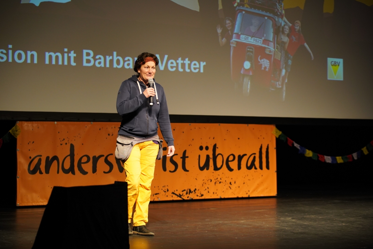 Barbara Vetter steht auf der Bühne im Orpheum und hält ein Mikrofon in der Hand.