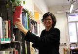 Die Bibliotheksleiterin Marie-Therese Stampfl steht vor der Green Library