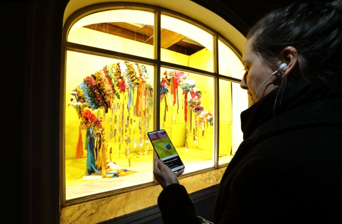 An jedem Schaufenster klebt ein QR-Code, der zur Audio-Version des Textes führt. – Foto: J.J. Kucek