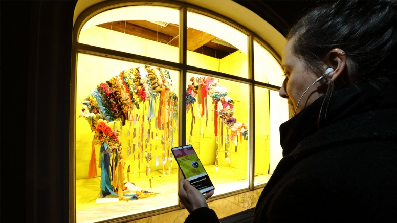 An jedem Schaufenster klebt ein QR-Code, der zur Audio-Version des Textes führt. – Foto: J.J. Kucek