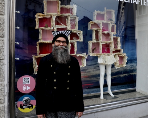 Markus Boxler vor dem Fenster „Wolkenkuckucksheim“ in der Kernstockgasse 20. – Foto: J.J. Kucek