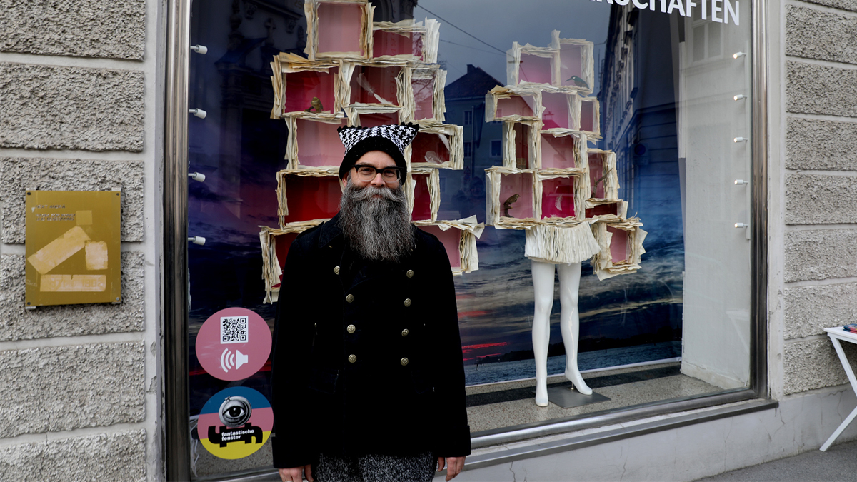 Markus Boxler vor dem Fenster „Wolkenkuckucksheim“ in der Kernstockgasse 20. – Foto: J.J. Kucek