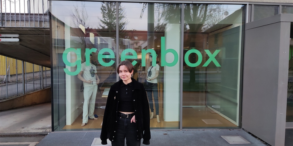 Maria steht vor dem Greenbox-Gebäude