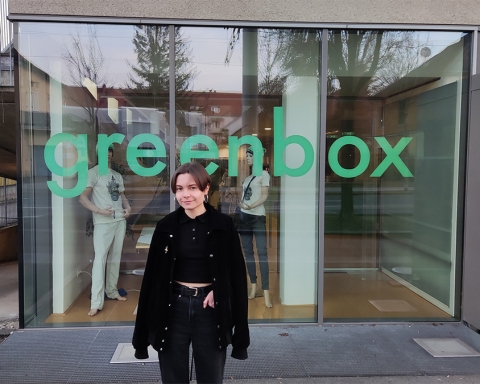 Maria steht vor dem Greenbox-Gebäude