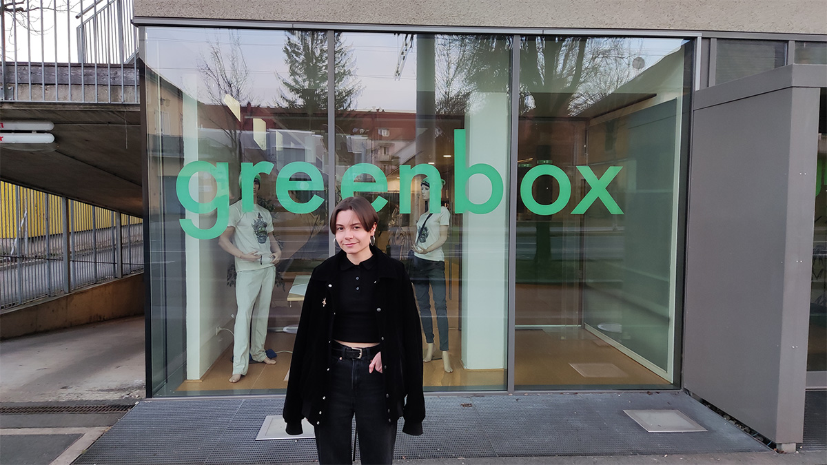 Maria steht vor dem Greenbox-Gebäude