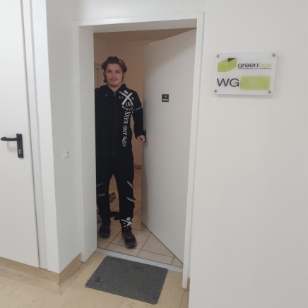 Rodion in der Eingangstüre seiner WG