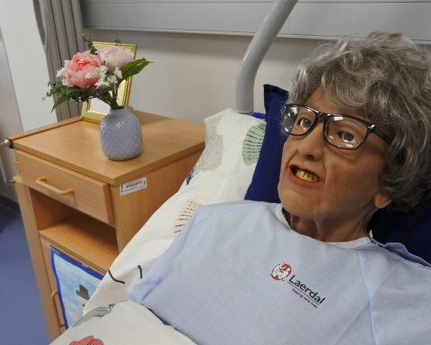 Simulationspuppe Granny dient an der FH Joanneum zum realistischen Üben.