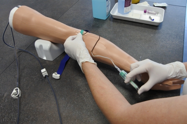 Am künstlichen Arm kann die Blutabnahme geübt werden