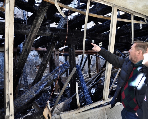 Brandschutzbeauftragter Alfred Pölzl untersucht die Rösselmühle.