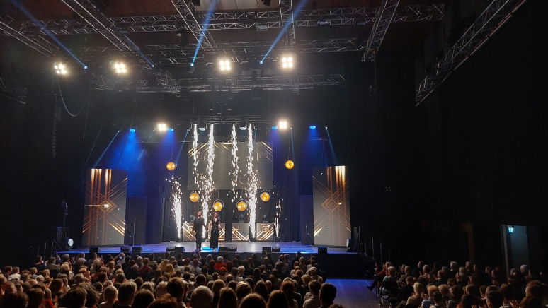 Blick auf die Bühne am Ende der Show.