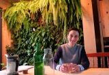 Franziska Schruth sitzt vor einer Pflanzenwand