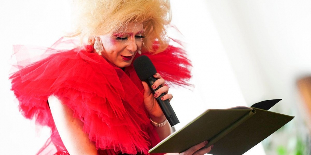 Dragqueen in rotem Kleid