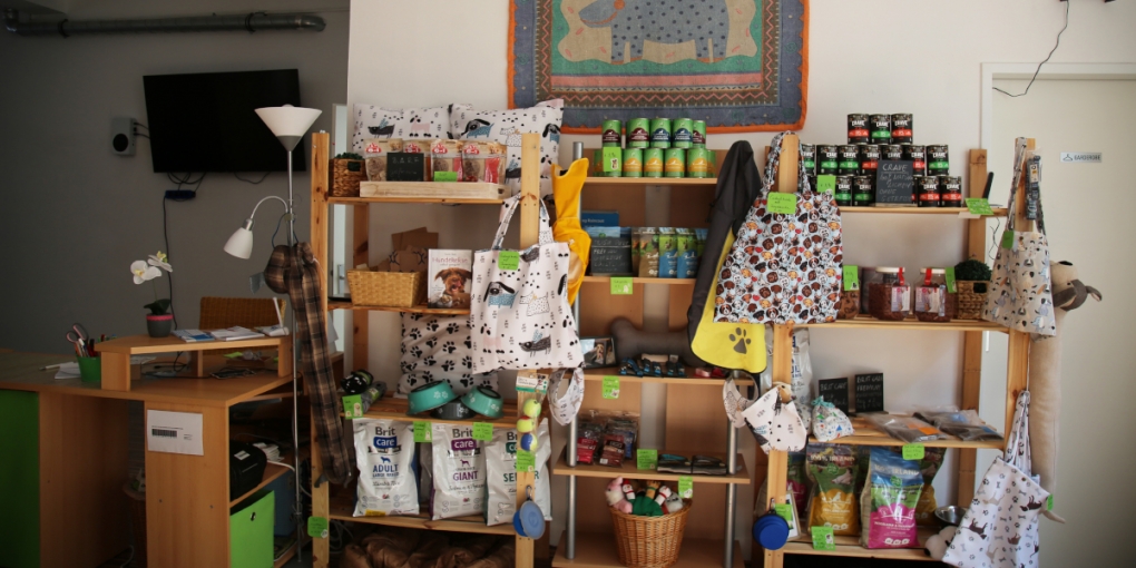 Regale mit Hundefutter, Hundezubehör und selbstgenähten Einkaufstaschen in der Hunde-Bar und Kreativwerkstatt in Eggenberg