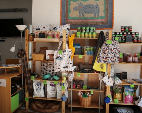 Regale mit Hundefutter, Hundezubehör und selbstgenähten Einkaufstaschen in der Hunde-Bar und Kreativwerkstatt in Eggenberg
