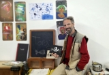 Ein Portrait von Igor F. Petkovic vor den Kunstwerken seiner Tochter.