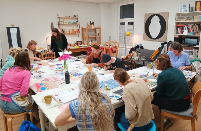 Frauen beim Workshop im Atelier von Marina Stiegler