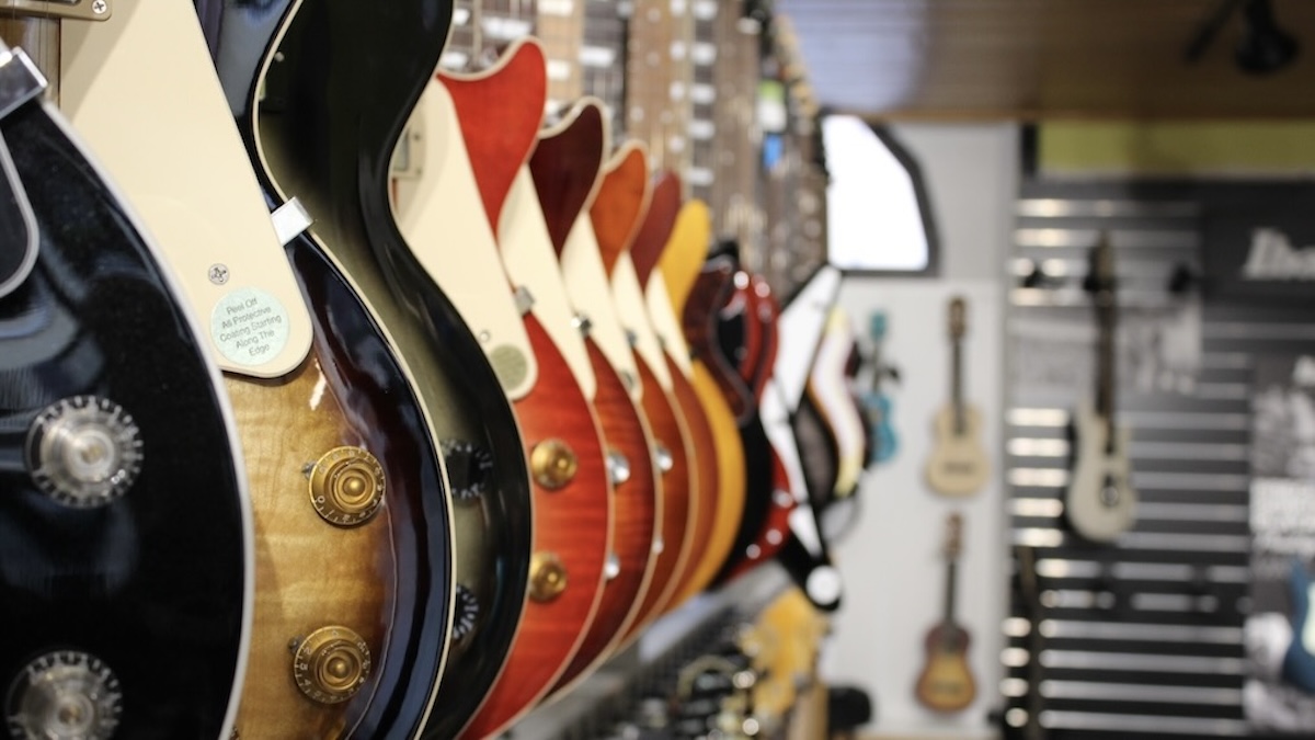 E-Gitarren hängen im Laden