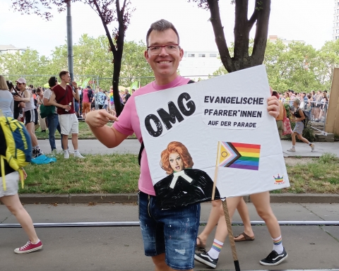 Pfarrer Friedrich Eckhardt auf der Prideparade 2023 in Wien