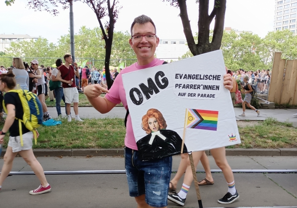 Pfarrer Friedrich Eckhardt auf der Prideparade 2023 in Wien