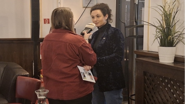 Amrita Böker von VinziWerke Österreich im Interview bei der Pressekonferenz am 5. Dezember zu "housing first österreich"