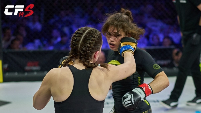 Marsano im Kampf gegen ihre Konkurrentin in der Cage Fight Series
