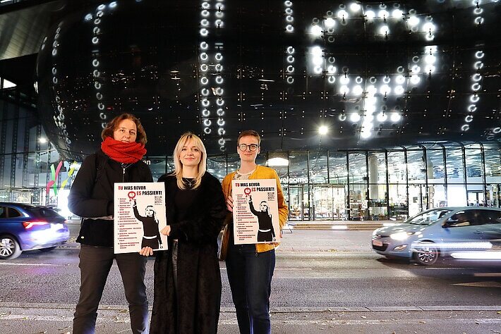 „Femizide. Die Frauen hinter den Zahlen“. V.l. Petra Leschanz (Frauenservice Graz), Melina Seifert (eine der Künstlerinnen), Michaela Humpel (Kunsthaus Graz) - Foto: Kunsthaus Graz/J.J. Kucek