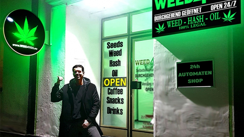 Mann vor Automatenshop