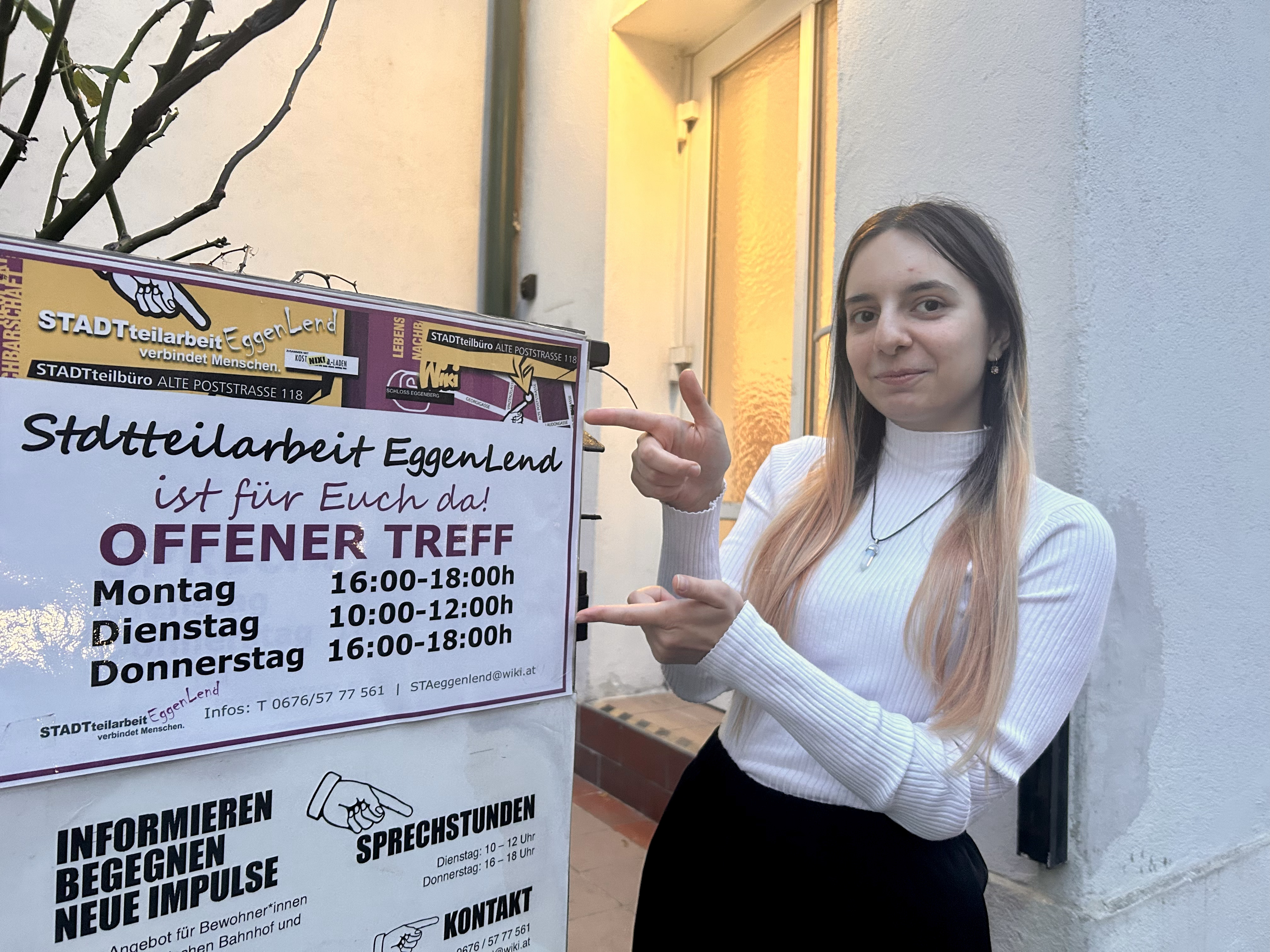Narine präsentiert die Öffnungszeiten. Kommt gerne vorbei! – Foto: Johannes Scheucher