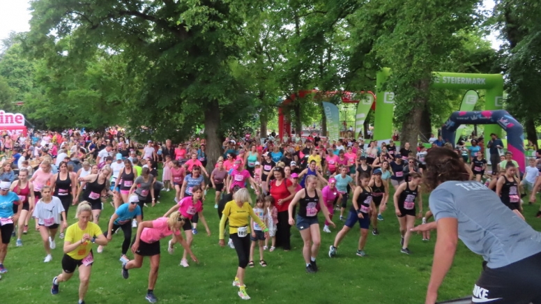 Vor dem Lauf haben sich die Frauen gemeinsam aufgewärmt