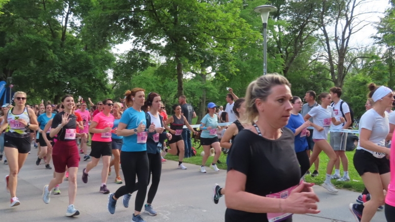 Die Läuferinnen beim Start.